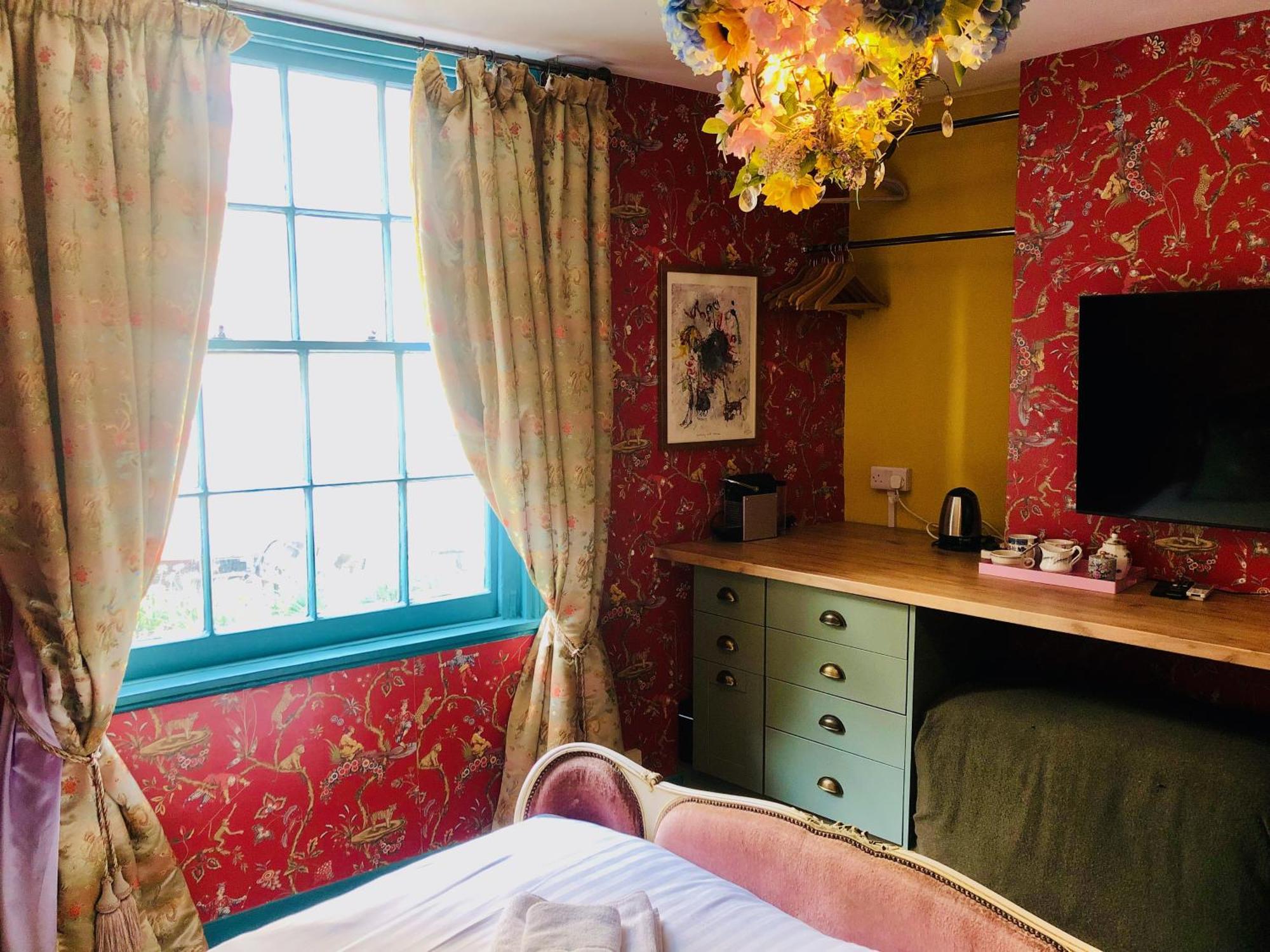 Scarlet At The Regency House * Hove
