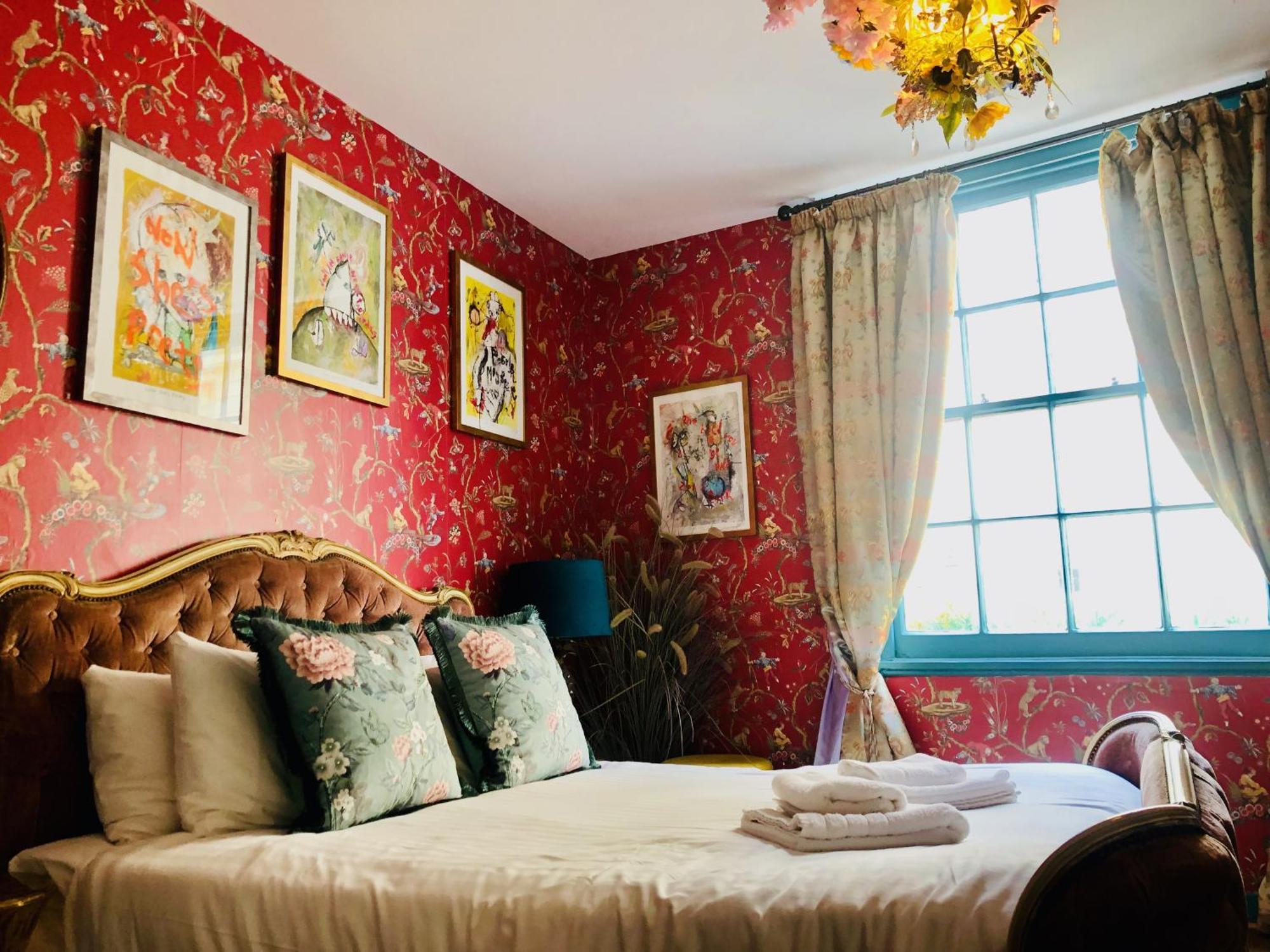 Scarlet At The Regency House Hôtel capsule